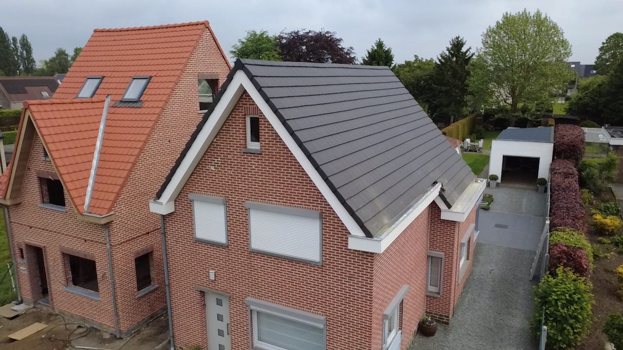 Dakrenovatie met sarkingisolatie en keramische dakpannen